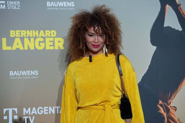 Diana SCHNEIDER, Moderatorin Magenta TV. Roter Teppich, Red Carpet Show, Ankunft, arrival, Filmpremiere Filmpremiere BERNHARD LANGER - Der Ewige Champion am 23.09.2025 im Cinedom-Kino in Koeln,
