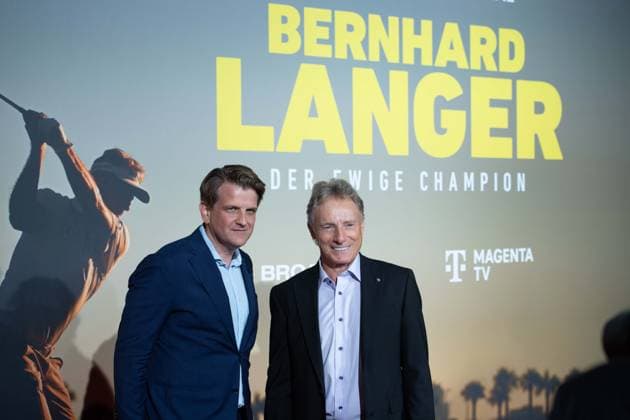 v.l. Leopold Leo HOESCH, Produzent, Bernhard LANGER, Golfprofi, Roter Teppich, Red Carpet Show, Ankunft, arrival, Filmpremiere Filmpremiere BERNHARD LANGER - Der Ewige Champion am 23.09.2025 im Cinedom-Kino in Koeln,