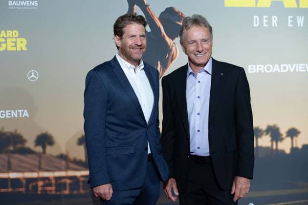 v.l. Arnim BUTZEN, Magenta TV; Bernhard LANGER, Golfprofi, Roter Teppich, Red Carpet Show, Ankunft, arrival, Filmpremiere Filmpremiere BERNHARD LANGER - Der Ewige Champion am 23.09.2025 im Cinedom-Kino in Koeln,