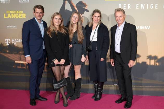 Leopold Hoesch mit Töchtern Mathilde und Theresa, Ehefrau Judith und Bernhard Langer bei der Premiere des Dokumentarfilms Bernhard Langer - Der ewige Champion im Cinedom. Köln, 23.09.2025