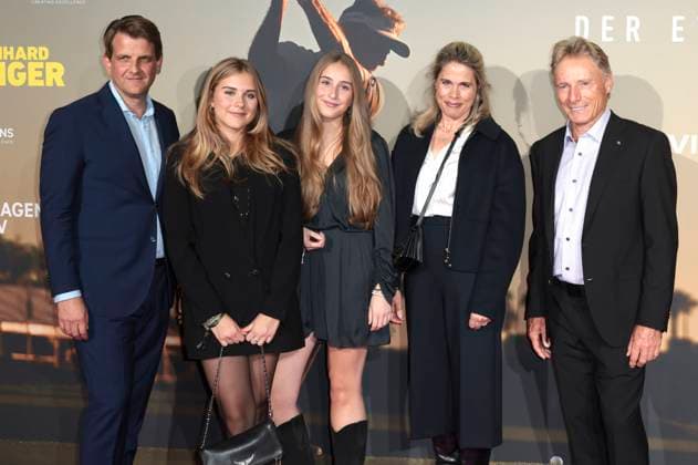 Leopold Hoesch mit Töchtern Mathilde und Theresa, Ehefrau Judith und Bernhard Langer bei der Premiere des Dokumentarfilms Bernhard Langer - Der ewige Champion im Cinedom. Köln, 23.09.2025