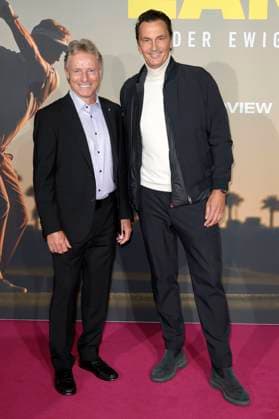 Bernhard Langer und Sebastian Hellmann bei der Premiere des Dokumentarfilms Bernhard Langer - Der ewige Champion im Cinedom. Köln, 23.09.2025