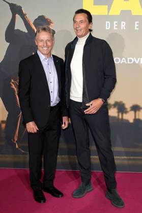Bernhard Langer und Sebastian Hellmann bei der Premiere des Dokumentarfilms Bernhard Langer - Der ewige Champion im Cinedom. Köln, 23.09.2025