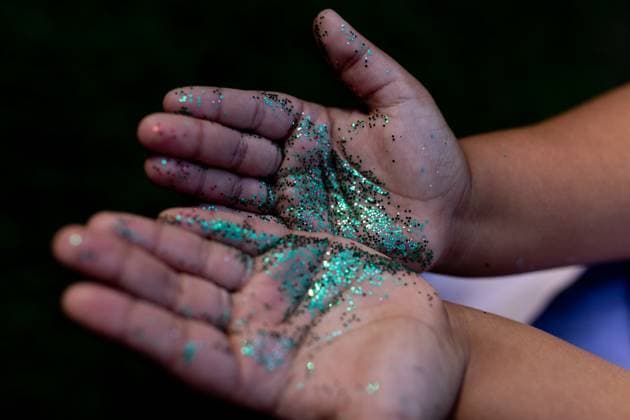 Creative Highlight Symbolbilder Glitter play in the Garden South Africa, Western Cape, Cape Town R_YNJN250922-1837256-01 ,model released, Symbolfoto