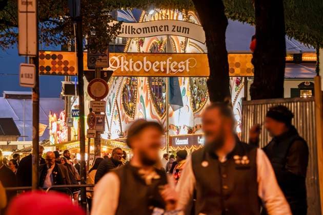 Bilder des Jahres 2025, News September 09 Willkommen zum Oktoberfest, Wiesnbesucher am Haupteingang der Wiesn, am Abend, September 2025 Deutschland, München, September 2025, Oktoberfest 2025, Willkommen zum Oktoberfest, Haupteingang der Wiesn, Wiesnbesucher abends, bayerisch, Volksfest, Bayern, *** Welcome to the Oktoberfest, Wiesn visitors at the main entrance of the Wiesn, in the evening, September 2025 Germany, Munich, September 2025, Oktoberfest 2025, Welcome to the Oktoberfest, main entrance of the Wiesn, Wiesn visitors in the evening, Bavarian, folk festival, Bavaria,