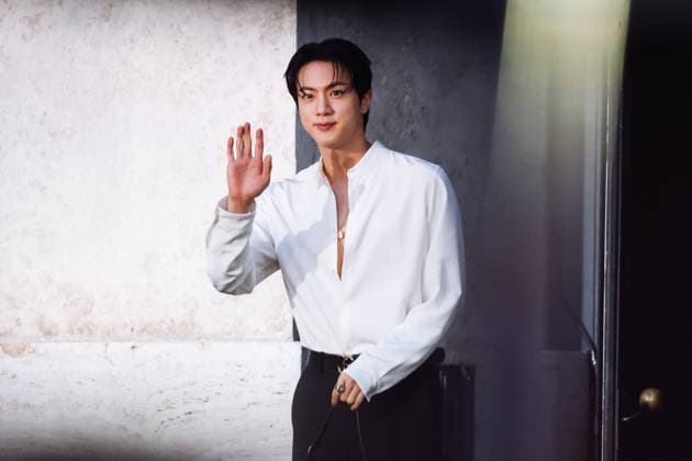 Milan, Italy: Milan, Milan Women s Fashion Week Spring Summer 2026 - Women s Fashion, Spring Summer 2026 - Gucci Fashion Show - Guest Arrivals. Pictured: Jin (BTS singer) Milan Italy  - ZUMAp169 20250923_zea_p169_1244 Copyright: xAlessandroxBremecx