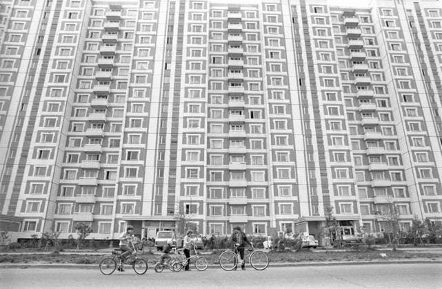 Valentin Vorobyov 9011529 07.09.1985 Valentin Vorobyov, sculptor, blacksmith and designer of Moscow Non-Conventional Equipment Plant, with his family. Vitaliy Arutjunov Sputnik Moscow Russia  Copyright: xVitaliyxArutjunovx