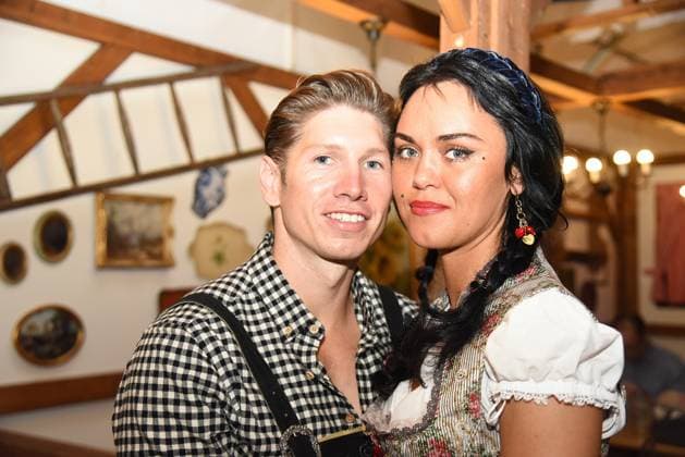 23.09.2025 xhpx Frankfurt am Main, Prominente, Influencer und Reality-Stars beim Frankfurter Oktoberfest 2025 Giovanni Weisheit und Vanessa Neigert *** 23 09 2025 xhpx Frankfurt am Main, Celebrities, influencers and reality stars at the Frankfurt Oktoberfest 2025 Giovanni Weisheit and Vanessa Neigert HP