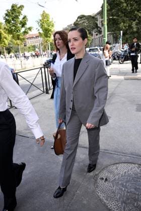 Milan, Italy: Milan, Jil Sander - Arrival of Guests - Milan Fashion Week - Womenswear Spring Summer 2026. Pictured: Claire Foy Milan Italy  - ZUMAp169 20250924_zea_p169_099 Copyright: xSimonexComix