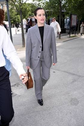 Milan, Italy: Milan, Jil Sander - Arrival of Guests - Milan Fashion Week - Womenswear Spring Summer 2026. Pictured: Claire Foy Milan Italy  - ZUMAp169 20250924_zea_p169_098 Copyright: xSimonexComix