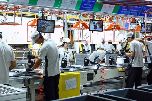 (250924) -- CHONBURI, Sept. 24, 2025 -- Staff work at a new air conditioner manufacturing plant of China s Haier in Chonburi, Thailand, Sept. 23, 2025. Haier, a global leader in household appliances and innovation, announced a major investment in Thailand on Tuesday with the opening of its new air conditioner manufacturing plant in Chonburi. The project spans 324,000 square meters and is aligned with Thailand s S-Curve strategy and the Thailand 4.0 policy, serving both domestic and export markets with a maximum annual capacity of over 6 million units. TO GO WITH China s Haier opens new air conditioner plant in Thailand ) THAILAND-CHONBURI-HAIER-NEW AIR CONDITIONER PLANT-OPENING SunxWeitong 