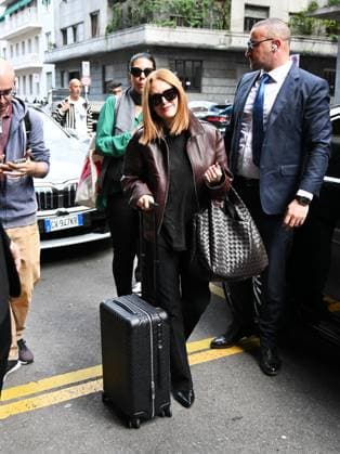 Milan, Italy, Italy: Milan, Milan Fashion Week - Julianne Moore returns to her hotel at Palazzo Parigi Milan Italy  - ZUMAp169 20250924_zea_p169_390 Copyright: xManuelexMangiarottix