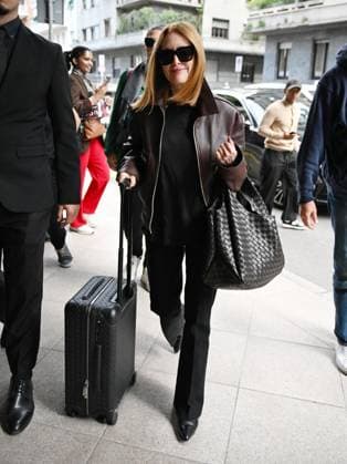Milan, Italy, Italy: Milan, Milan Fashion Week - Julianne Moore returns to her hotel at Palazzo Parigi Milan Italy  - ZUMAp169 20250924_zea_p169_397 Copyright: xManuelexMangiarottix
