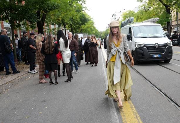 Milan, Crowds of people, influencers, and onlookers outside the Fendi fashion show during Women s Fashion Week, Milan Fashion Week on Via Solari.  Copyright: xDuilioxPiaggesix xipa-agency.netx xDuilioxPiaggesix IPA_Agency_IPA65673016