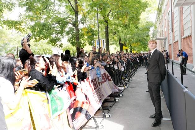 Milan, Crowds of people, influencers, and onlookers outside the Fendi fashion show during Women s Fashion Week, Milan Fashion Week on Via Solari.  Copyright: xDuilioxPiaggesix xipa-agency.netx xDuilioxPiaggesix IPA_Agency_IPA65673055