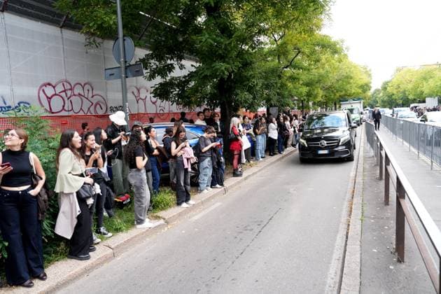 Milan, Crowds of people, influencers, and onlookers outside the Fendi fashion show during Women s Fashion Week, Milan Fashion Week on Via Solari.  Copyright: xDuilioxPiaggesix xipa-agency.netx xDuilioxPiaggesix IPA_Agency_IPA65673112