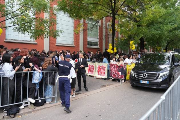 Milan, Crowds of people, influencers, and onlookers outside the Fendi fashion show during Women s Fashion Week, Milan Fashion Week on Via Solari.  Copyright: xDuilioxPiaggesix xipa-agency.netx xDuilioxPiaggesix IPA_Agency_IPA65673130