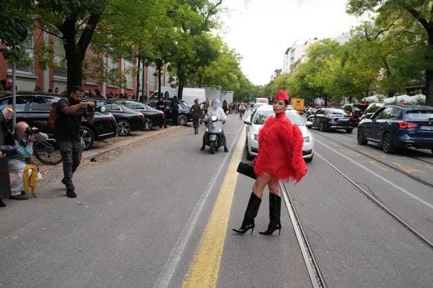 Milan, Crowds of people, influencers, and onlookers outside the Fendi fashion show during Women s Fashion Week, Milan Fashion Week on Via Solari.  Copyright: xDuilioxPiaggesix xipa-agency.netx xDuilioxPiaggesix IPA_Agency_IPA65673557