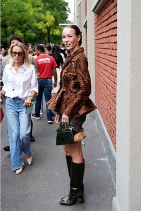 Milan, Crowds of people, influencers, and onlookers outside the Fendi fashion show during Women s Fashion Week, Milan Fashion Week on Via Solari.  Copyright: xDuilioxPiaggesix xipa-agency.netx xDuilioxPiaggesix IPA_Agency_IPA65673356