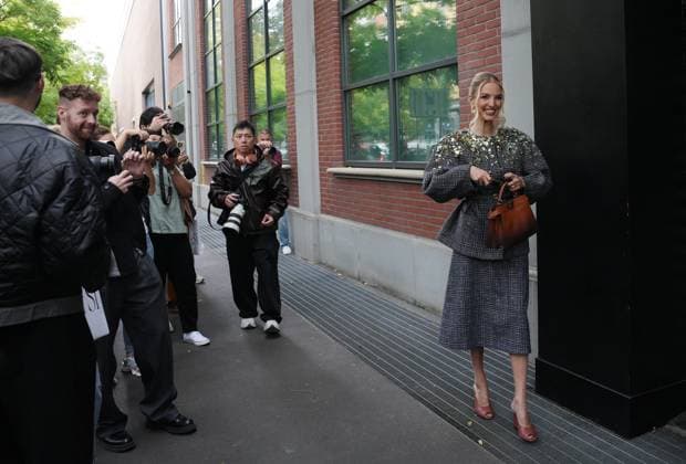 Milan, Crowds of people, influencers, and onlookers outside the Fendi fashion show during Women s Fashion Week, Milan Fashion Week on Via Solari.  Copyright: xDuilioxPiaggesix xipa-agency.netx xDuilioxPiaggesix IPA_Agency_IPA65673588