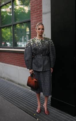 Milan, Milan, Italy: Milan, Crowds of people, influencers, and onlookers outside the Fendi fashion show during Women s Fashion Week, Milan Fashion Week on Via Solari. Milan Italy  - ZUMAp169 20250924_zea_p169_477 Copyright: xDuilioxPiaggesix