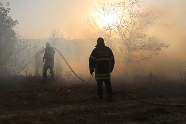 Forest fires continue for fourth day in Syria’s Latakia LATAKIA, SYRIA - SEPTEMBER 24: Civil defense teams respond to wildfires that have been burning for four days in the rural areas of Latakia, northwestern Syria, on September 24, 2025. One civil defense officer has lost their life in the blaze as efforts continue to contain the fire. Sevket Akca Anadolu Latakia Syria. Editorial use only. Please get in touch for any other usage.  Copyright: x2025xAnadoluxSevketxAkcax