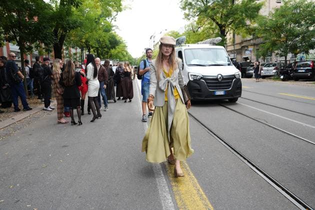 Milan, Milan, Italy: Milan, Crowds of people, influencers, and onlookers outside the Fendi fashion show during Women s Fashion Week, Milan Fashion Week on Via Solari. Milan Italy  - ZUMAp169 20250924_zea_p169_400 Copyright: xDuilioxPiaggesix