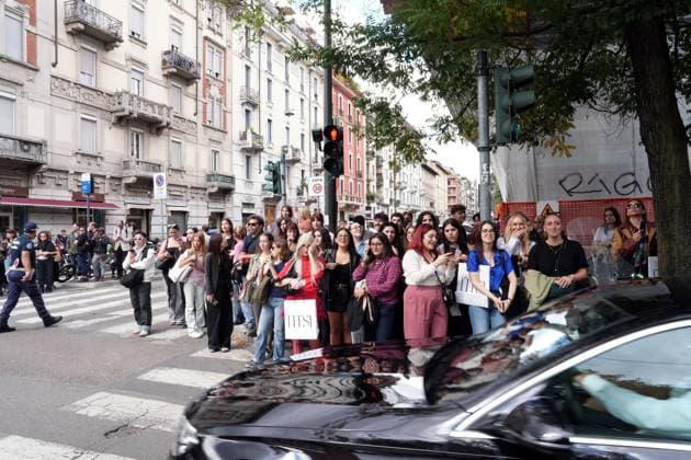 Milan, Milan, Italy: Milan, Crowds of people, influencers, and onlookers outside the Fendi fashion show during Women s Fashion Week, Milan Fashion Week on Via Solari. Milan Italy  - ZUMAp169 20250924_zea_p169_409 Copyright: xDuilioxPiaggesix
