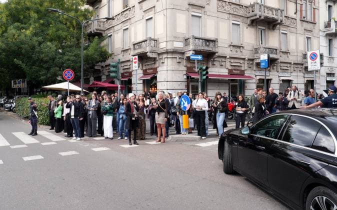 Milan, Milan, Italy: Milan, Crowds of people, influencers, and onlookers outside the Fendi fashion show during Women s Fashion Week, Milan Fashion Week on Via Solari. Milan Italy  - ZUMAp169 20250924_zea_p169_410 Copyright: xDuilioxPiaggesix