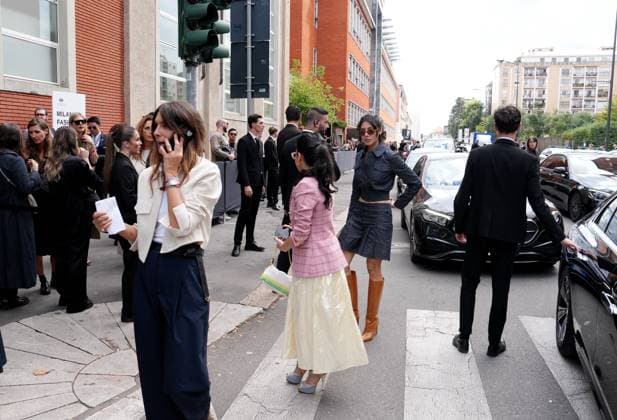 Milan, Milan, Italy: Milan, Crowds of people, influencers, and onlookers outside the Fendi fashion show during Women s Fashion Week, Milan Fashion Week on Via Solari. Milan Italy  - ZUMAp169 20250924_zea_p169_413 Copyright: xDuilioxPiaggesix