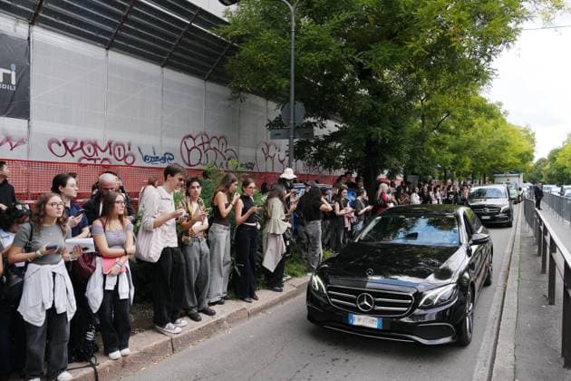Milan, Milan, Italy: Milan, Crowds of people, influencers, and onlookers outside the Fendi fashion show during Women s Fashion Week, Milan Fashion Week on Via Solari. Milan Italy  - ZUMAp169 20250924_zea_p169_415 Copyright: xDuilioxPiaggesix