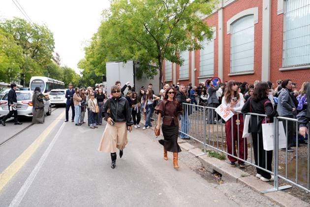 Milan, Milan, Italy: Milan, Crowds of people, influencers, and onlookers outside the Fendi fashion show during Women s Fashion Week, Milan Fashion Week on Via Solari. Milan Italy  - ZUMAp169 20250924_zea_p169_420 Copyright: xDuilioxPiaggesix