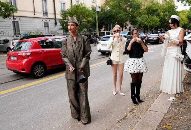 Milan, Milan, Italy: Milan, Crowds of people, influencers, and onlookers outside the Fendi fashion show during Women s Fashion Week, Milan Fashion Week on Via Solari. Milan Italy  - ZUMAp169 20250924_zea_p169_452 Copyright: xDuilioxPiaggesix