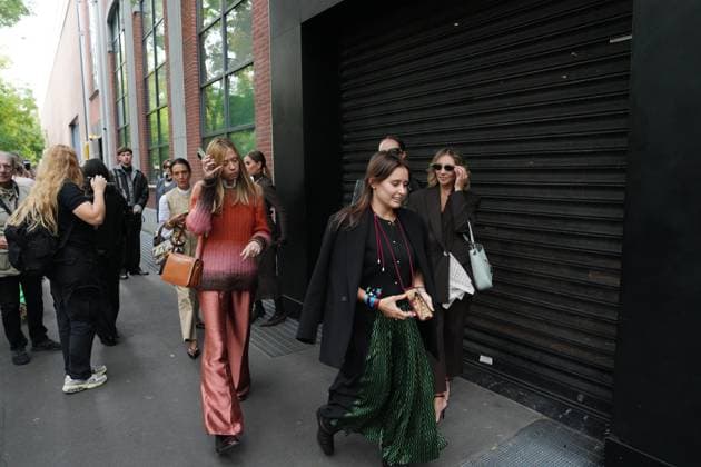 Milan, Milan, Italy: Milan, Crowds of people, influencers, and onlookers outside the Fendi fashion show during Women s Fashion Week, Milan Fashion Week on Via Solari. Milan Italy  - ZUMAp169 20250924_zea_p169_463 Copyright: xDuilioxPiaggesix