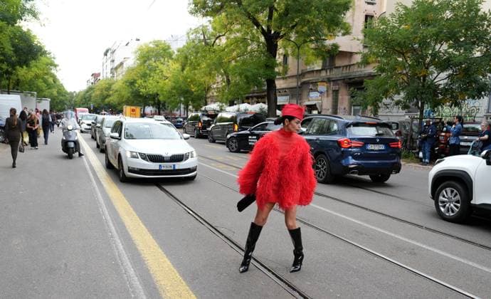 Milan, Milan, Italy: Milan, Crowds of people, influencers, and onlookers outside the Fendi fashion show during Women s Fashion Week, Milan Fashion Week on Via Solari. Milan Italy  - ZUMAp169 20250924_zea_p169_465 Copyright: xDuilioxPiaggesix