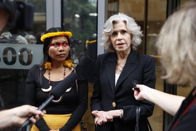 Bilder des Jahres 2025, Entertainment 09 September American actress Jane Fonda (R) speaks alongside Waorani leader Nemonte Nenquimo (L) during a press conference in New York, USA, 24 September 2025. Fonda, Mexican actor Eugenio Derbez, and other celebrities have joined a campaign to protest against the Ecuadorian government and its oil plans, which pose a threat to the Amazon. Jane Fonda and Eugenio Derbez join forces in a campaign against Ecuador s oil plans !ACHTUNG: NUR REDAKTIONELLE NUTZUNG!  Copyright: xAlbertoxBoalx USA4874 20250924-55018023916_1