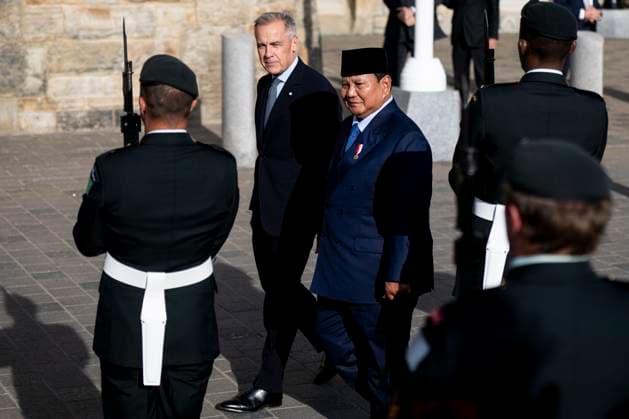 September 24, 2025, Ottawa, On, Canada: Prime Minister Mark Carney, back, and President of Indonesia Prabowo Subianto inspect the Ceremonial Guard during a working visit on Parliament Hill in Ottawa, on Wednesday, Sept. 24, 2025. Ottawa Canada  - ZUMAc35_ 20250924_zaf_c35_161 Copyright: xSpencerxColbyx