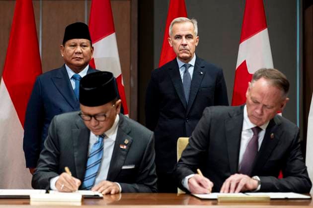 September 24, 2025, Ottawa, On, Canada: President of Indonesia Prabowo Subianto, back-left, and Prime Minister Mark Carney, back-centre, look on as Indonesia Minister of Investment and Head of Investment Coordinating Board Rosan Perkasa Roeslani, front-left, and Minister of National Defence David McGuinty take part in a signing ceremony during a working visit on Parliament Hill in Ottawa, on Wednesday, Sept. 24, 2025. Ottawa Canada - ZUMAc35_ 20250924_zaf_c35_164 Copyright: xSpencerxColbyx