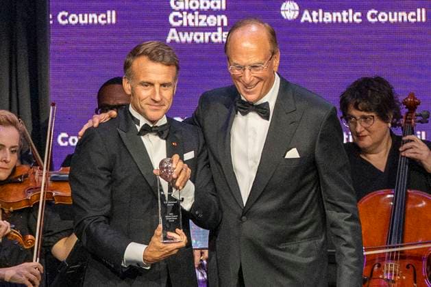 The President of France, Emmanuel Macron (l), poses with BlackRock CEO Laurence D. Fink during the Global Citizen Awards ceremony in New York City, United States, 24 September 2025. Global Citizen Awards Ceremony in New York !ACHTUNG: NUR REDAKTIONELLE NUTZUNG!  Copyright: xÁngelxColmenaresx AME2224 20250925-55018024604_1