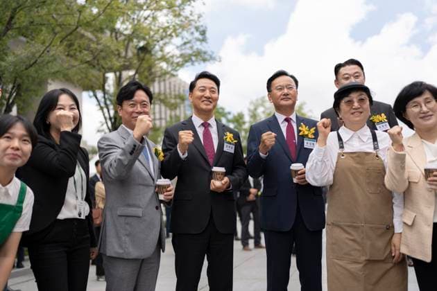 Starbucks schließt in Südkorea temporär alle Filialen, Archivbilder 2025 Restart Job Fair At Gwanghwamun Square Minister of Employment and Labor Kim Young-hoon (third from left), Seoul Mayor Oh Se-hoon, Minister of Gender Equality and Family Won Min-kyung (right), and Rep. Yoo Sang-bum, the chief deputy floor leader of the People Power Party, tour the Starbucks booth at the 13th annual Restart Job Fair at Gwanghwamun Square in Seoul, South Korea, on September 25, 2025. The job fair, hosted by The Dong-A Ilbo and Channel A, features 72 companies and organizations operating a total of 110 booths, including event booths. Seoul Seoul South Korea  Copyright: xChrisxJungx originalFilename: jung-2025rest250925_npMbu.jpg