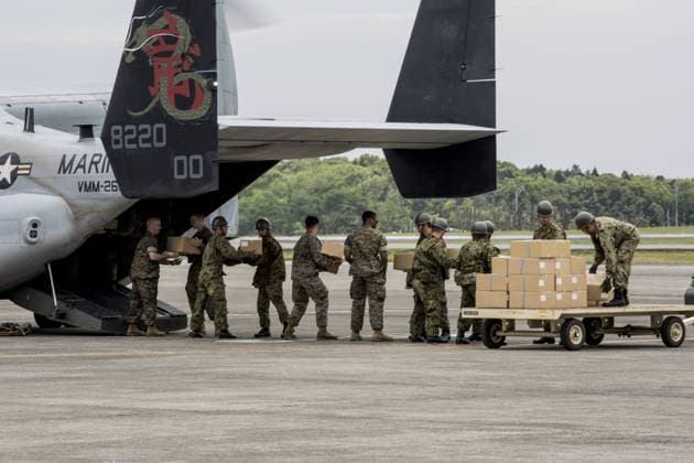 U.S. Marines Provide Assistance for Japanese Earthquake Victims April 18, 2016 - Takayubaru, Kyushu, Japan - U.S Marines assist Japanese Self-Defense soldiers with unloading humanitarian aid for those affected by recent earthquakes in Kumamoto April 18, 2016 Takayubaru, Japan. The U.S joined thousands of Japanese troops to help victims of two massive earthquakes that struck the Kyushu region. Copyright: xCpl.xNathanxWicksx