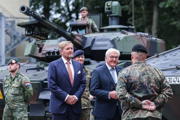 Besuch des deutsch-niederländischen Corps durch den niederländischen König am 25.09.2025 in Münster V.l.n.r.: König Willem-Alexander ( König Niederlande ), Frank-Walter Steinmeier ( Bundespräsident ) - sprechen mit einem Soldaten *** Visit of the German-Dutch Corps by the Dutch King on 25 09 2025 in Münster V l n r King Willem Alexander King Netherlands , Frank Walter Steinmeier Federal President speak with a soldier xJRx