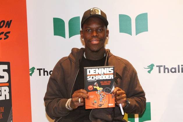 Dennis Schroeder, der Basketballprofi bei der Signierstunde mit seinem Buch Wir Jungs vom Prinzenpark am 25.09.2025 bei Thalia in der Europapassage in Hamburg Basketballstar Dennis Schroeder bei der Signierstunde mit seinem Buch Wir Jungs vom Prinzenpark in Hamburg *** Dennis Schroeder, the professional basketball player at the book signing with his book Wir Jungs vom Prinzenpark on 25 09 2025 at Thalia in the Europapassage in Hamburg Basketball star Dennis Schroeder at the book signing with his book Wir Jungs vom Prinzenpark in Hamburg 