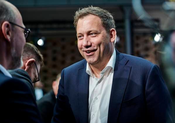 Lars Klingbeil beim VCI EUR, Deutschland, Berlin, 25.09.2025: Lars Klingbeil, Bundesminister der Finanzen hält eine Rede vor Wirtschaftsvertretern. VCI-Präsident Markus Steilemann trifft sich mit Vertretern der Mitgliedsunternehmen des VCI, Politik, Wirtschaft und Wissenschaft anlässlich des Chemie & Pharma Summit in Berlin. Eine Zwischenbilanz nach 100 Tagen der neuen Bundesregierung - kommt die erhoffte Wirtschaftswende für mehr Wachstum auch bei den Unternehmen an. *** Lars Klingbeil at VCI EUR, Germany, Berlin, 25 09 2025 Lars Klingbeil, Federal Minister of Finance gives a speech to business representatives VCI President Markus Steilemann meets with representatives of VCI member companies, politics, business and science at the Che