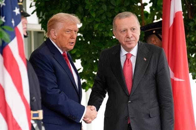 President Donald Trump (L) greets Turkey s President Tayyip Erdogan as he arrives at the White House in Washington DC on Thursday, September 25, 2025. The two leaders are expected to discuss trade and military agreements.  WAX20250925804 YURIxGRIPAS