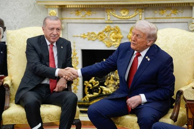 Bilder des Jahres 2025, News September 09 President Donald Trump and Turkey s President Tayyip Erdogan hold a bi-lateral meeting in the Oval Office of the White House in Washington DC on Thursday, September 25, 2025. The two leaders are expected to discuss trade and military agreements.  WAX20250925845 YURIxGRIPAS