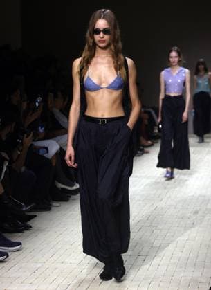 September 25, 2025, Milan, ITALY: A model presents a creation by Italian fashion label Emporio Armani during the Spring Summer 2026 Women s Collection show at Milan Fashion Week in Milan, Italy, 25 September 2025. .ANSA MATTEO BAZZI Milan ITALY  - ZUMAa110 20250925_zaf_a110_020 Copyright: xMatteoxBazzix