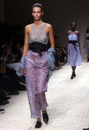 September 25, 2025, Milan, ITALY: A model presents a creation by Italian fashion label Emporio Armani during the Spring Summer 2026 Women s Collection show at Milan Fashion Week in Milan, Italy, 25 September 2025. .ANSA MATTEO BAZZI Milan ITALY  - ZUMAa110 20250925_zaf_a110_014 Copyright: xMatteoxBazzix