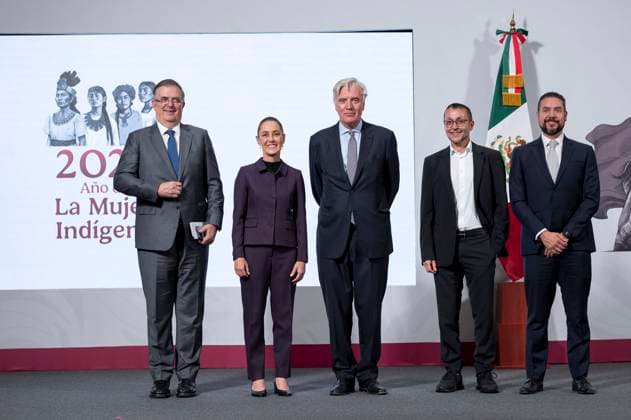 September 25, 2025, Queretaro, Mexico, USA: Mexican President Claudia Sheinbaum(2nd L) and Keith Patrick Harney(3rd L), Chief Operating Officer of CloudHQ during an announcement on Thursday, September 25, 2025, that the U.S. tech firm CloudHQ will invest approximately .8 billion to construct six data centers in Quero taro, Mexico. President Claudia Sheinbaum Pardo is accompanied by: Marcelo Ebrard Casaubo³n, Secretary of Economy, Joso Fraga, Vice President for Latin America at CloudHQ and Luis Lugo GarcoÂa, Director of CloudHQ in Mexico. PRESIDENCIA PI Queretaro USA - ZUMAp124 20250925_zaa_p124_008 Copyright: xPresidenciax
