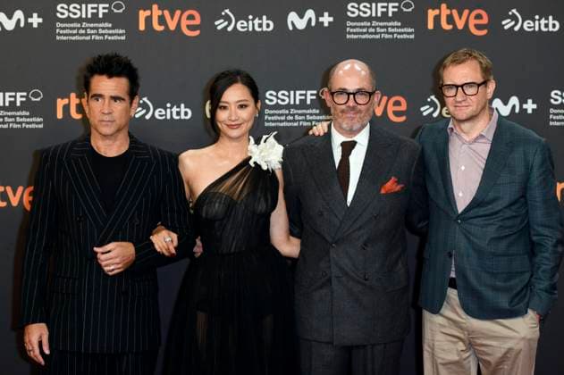 Colin Farrell, Fala Chen, Edward Berger und Mike Goodridge bei der Premiere des Kinofilms Ballad of a Small Player auf dem 73. Internationalen Filmfestival San Sebastian Festival Internacional de Cine de San Sebastian im Kursaal. San Sebastian, 26.09.2025